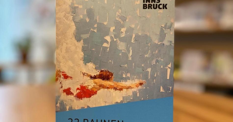 Gewinnerbuch "22 Bahnen" von Innsbruck liest 2024 steht auf einem Tisch. Der Hintergrund ist verschwommen